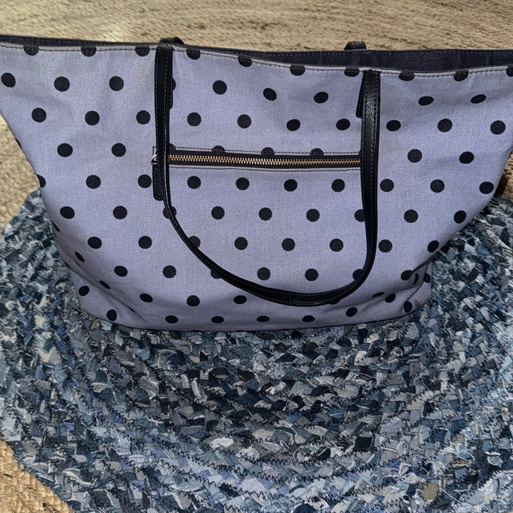 TALBOTS LARGE TOTE IN A PERIWINKLE TYPE BLUE W. NAVY DOTS & 2 LEATHER STRAPS
